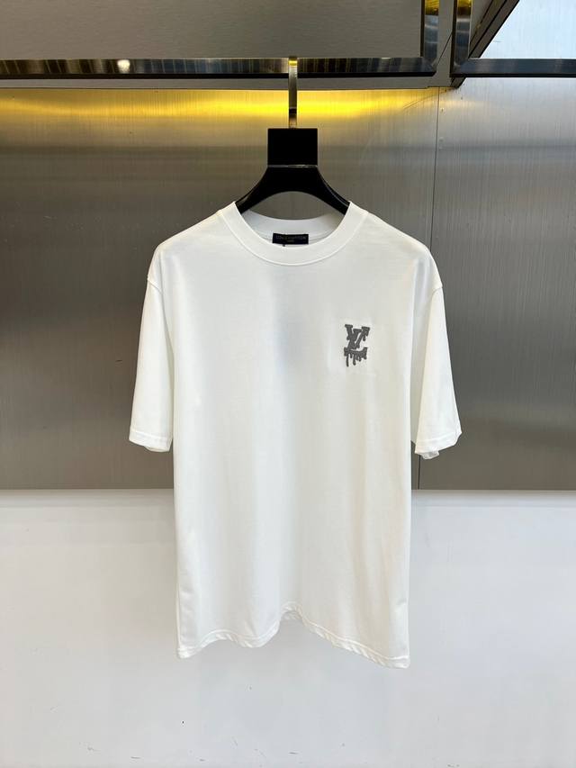 Lv、2025夏季男士圆领时尚立体字母休闲欧棉短袖T恤，甄选客供进口95%纯棉材质添加5%天丝混纺制成，领口高密罗纹拼接，同缸定染保证无色差，整件T恤面料舒适亲