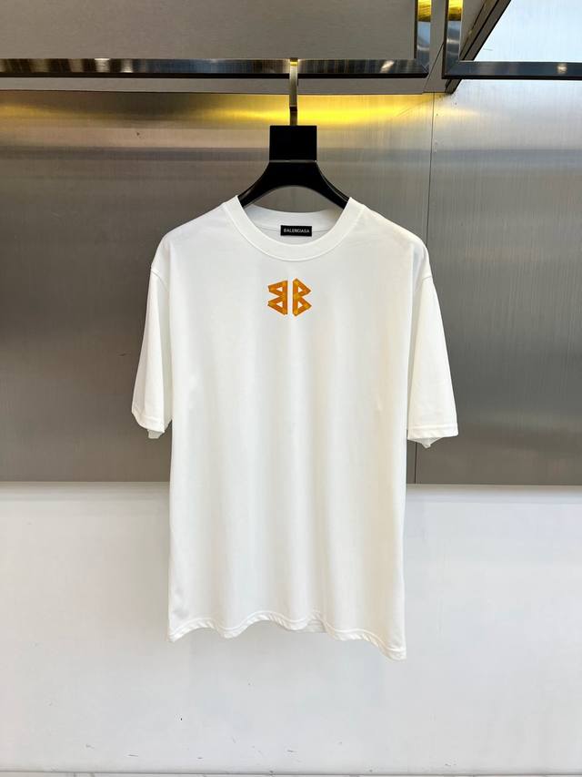 巴黎世家、2025夏季男士圆领时尚立体字母休闲欧棉短袖T恤，甄选客供进口95%纯棉材质添加5%天丝混纺制成，领口高密罗纹拼接，同缸定染保证无色差，整件T恤面料舒