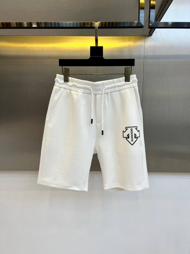 迪桑特、25S新款夏季休闲短裤！抽绳刺绣Logo设计.简单高级.进口高密棉订制埃及棉面料，手感轻薄透气.舒适感满满.原厂五金质感满满.高级感强！整体视觉简单而不