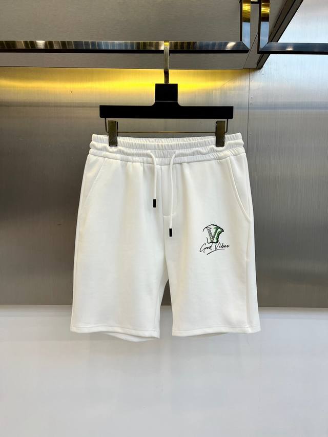范思哲、25S新款夏季休闲短裤！抽绳刺绣Logo设计.简单高级.进口高密棉订制埃及棉面料，手感轻薄透气.舒适感满满.原厂五金质感满满.高级感强！整体视觉简单而不