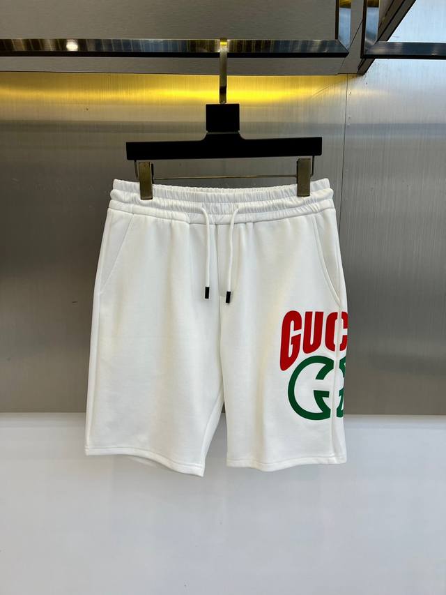 Gucci、25S新款夏季休闲短裤！抽绳刺绣Logo设计.简单高级.进口高密棉订制埃及棉面料，手感轻薄透气.舒适感满满.原厂五金质感满满.高级感强！整体视觉简单