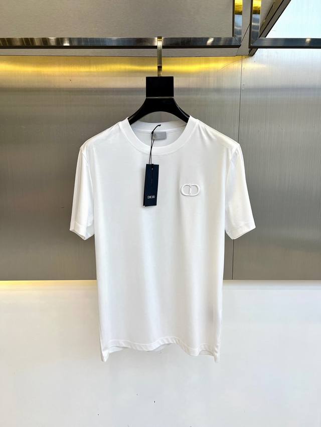 Dior、海岛棉短袖圆领T恤。经典标识，衣服触感柔软亲肤，视觉上很精致、有质感、高贵，非常简单也很显品质。早春可作为内搭，夏季可单独穿着，可以搭配出多种形式。色