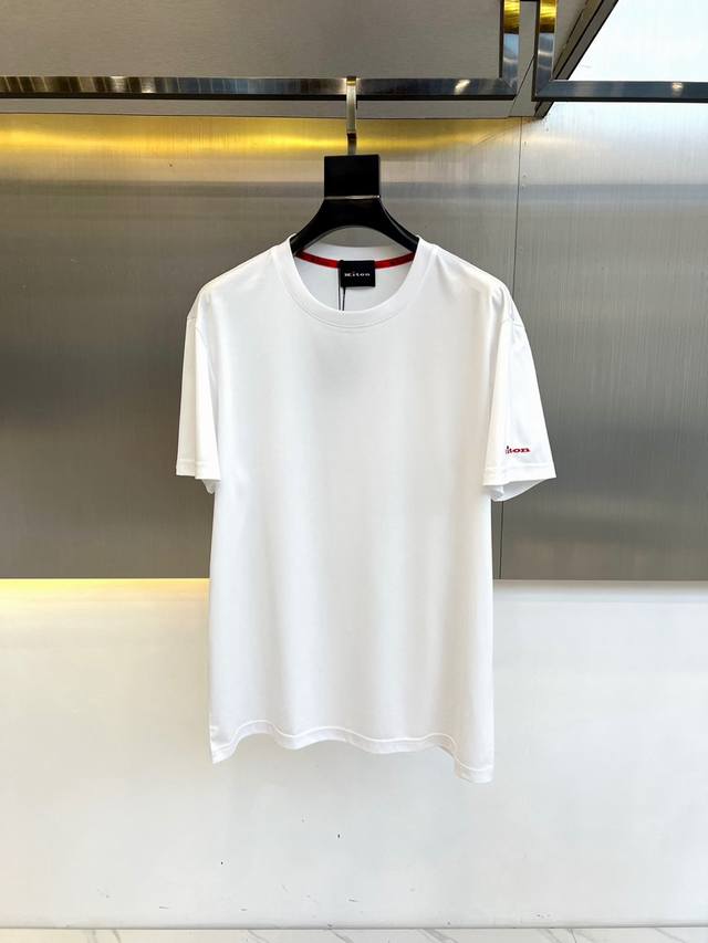 Kiton-2025春夏新品男士圆领丝光棉短袖T恤，前胸的Logo 设计极具表现力，用极特色的色彩构造出美学的的空间感，搭配简单大方的圆领，舒适的面料能让你尽情