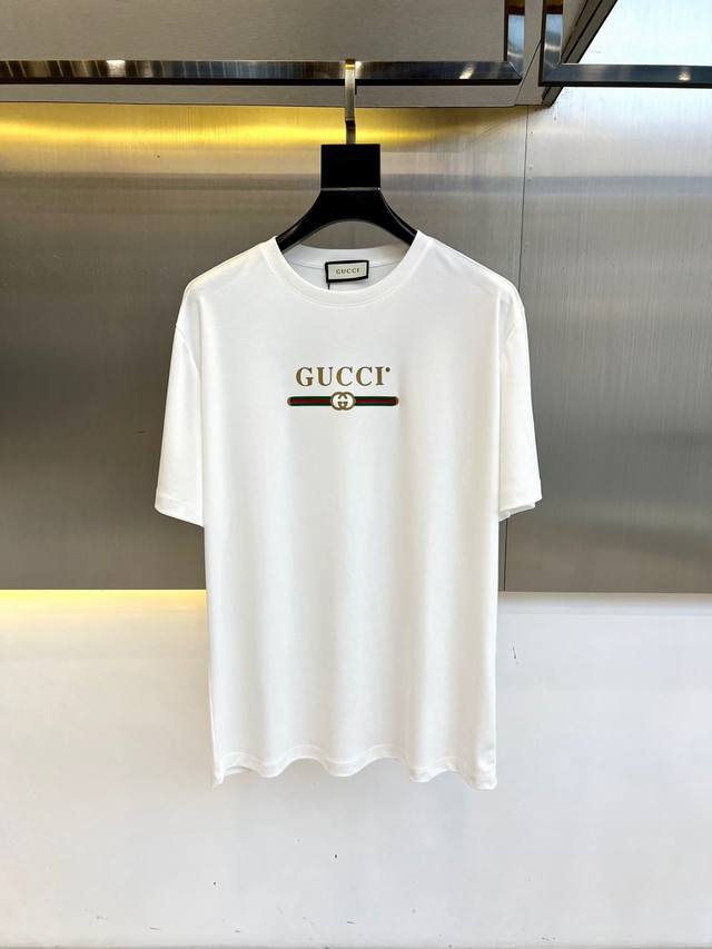 Gucci、2025春夏男士新款圆领短袖T恤。进口定织面料100%纯棉、面料手感丝滑柔软，透气亲肤性极佳，着身无比的舒适，整体质感相当之高！衣身胸前标志性Log
