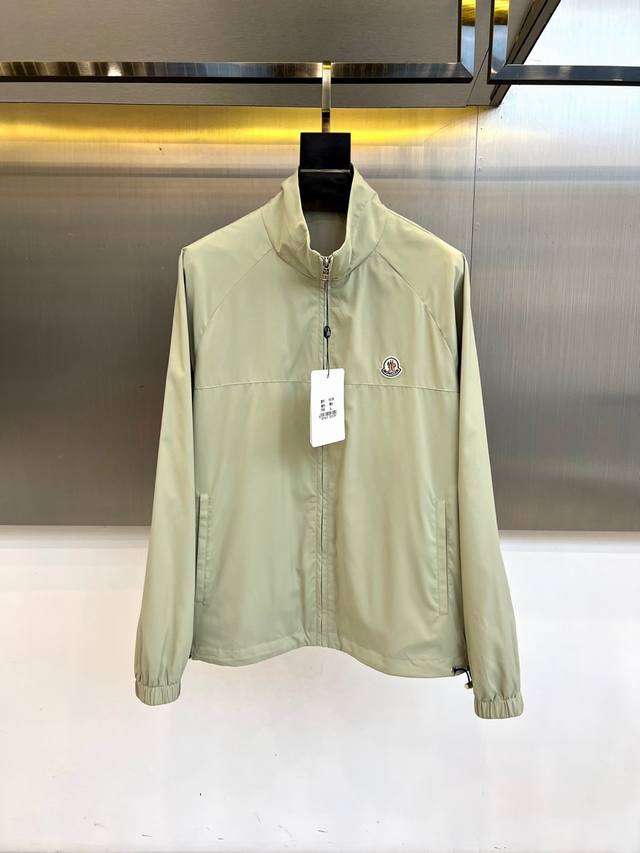 蒙口、2025早秋新品立领款夹克外套。男士Re-Nylon 再生尼龙夹克外套，选用科技创新织物邂逅定制廓形与工艺，造就崇尚矛盾对立的服饰系列，。这款夹克饰以功能