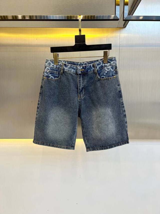 Gucc古驰、2025夏季新款男士牛仔短裤，内里完美包边，时尚经典品牌定制图案设计， 精美五金配件点缀 在细节上考虑的面面俱到 做工真的极其精湛 走线细密匀称