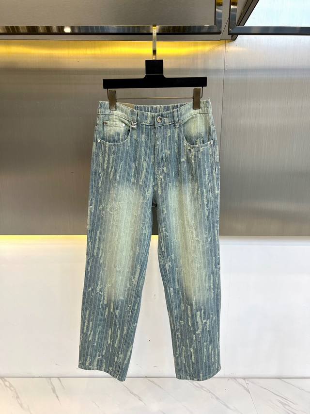 Dior、2025Fw春夏经典新款时尚弹力宽腿牛仔裤，极具P家美学基调的一款裤子，以面料和品质为主导，延续了常态化的设计精髓，标签化元素完美嵌入，后袋处的品牌字