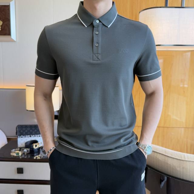杰尼娅 2025Ss蛇年春夏新款Polo领短袖系列。精选优质丝光珠地棉面料，时尚大牌元素Logo设计，上身版型超赞，面料细腻舒适透气，随意搭配都超级好看时尚型男