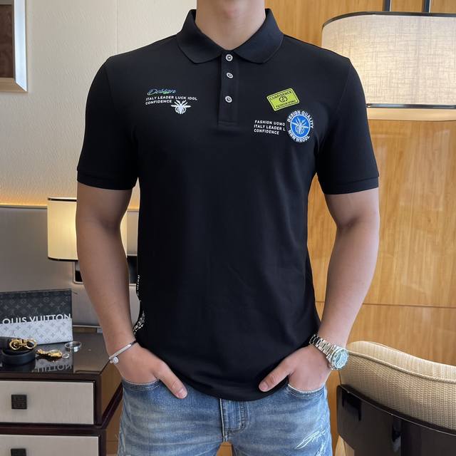 迪奥 Ss春夏新款Polo领短袖系列。定制顶级丝光珠地棉面料！重工艺1:1设计，时尚大牌元素Logo点缀，上身版型超赞，面料细腻舒适透气，随意搭配都超级好看时尚