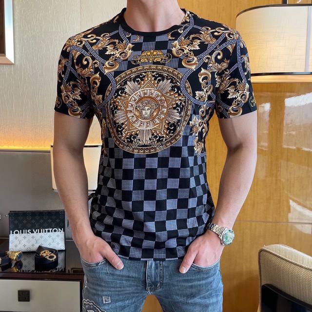 V思哲 2025Ss春夏时尚印花短袖T恤，原版1:1打造，独家定制-进口120支双丝光棉面料，专柜最新数码印花烫钻工艺，质感细腻柔软，贴身冰爽顺滑。吸湿排汗，简