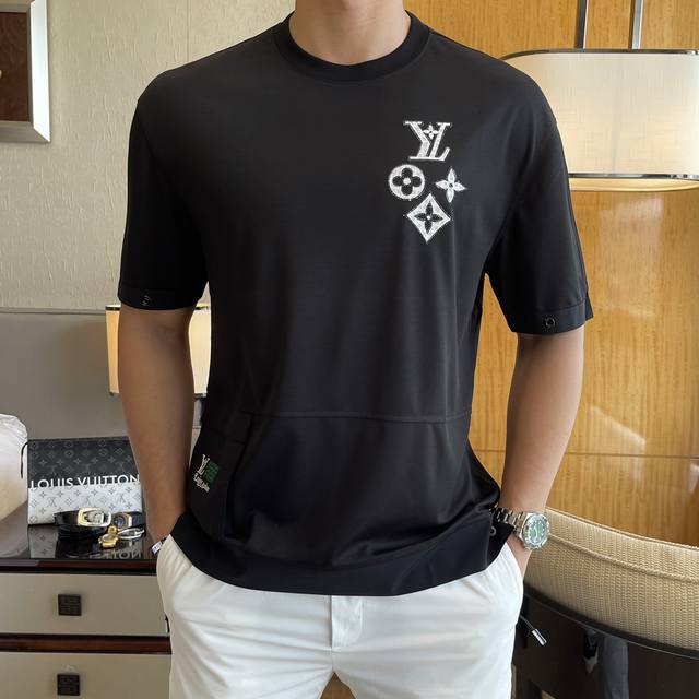 Lv 2025Ss年春夏精品短袖T恤 官网同步 高端品质 定制顶级丝光棉面料，顶级大厂1:1制作，时尚大牌重工艺Logo设计，手感柔软细腻 穿着亲肤舒适 百搭休