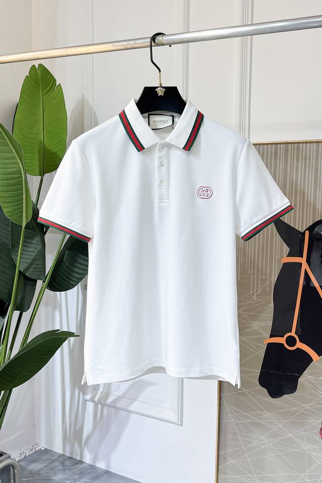 古奇 2025Ss蛇年春夏新款Polo领短袖系列。精选优质珠地棉面料，时尚大牌元素Logo设计，上身版型超赞，面料细腻舒适透气，随意搭配都超级好看时尚型男必备款