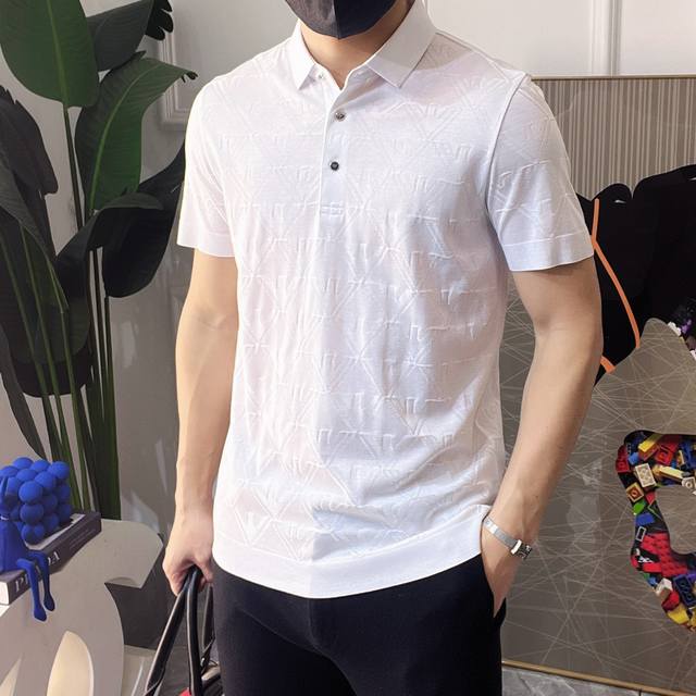 A玛尼 2025Ss年春夏新款Polo领短袖系列。精选优质双丝光棉面料，时尚大牌5D数码印花Logo设计，上身版型超赞，面料细腻舒适透气，随意搭配都超级好看时尚
