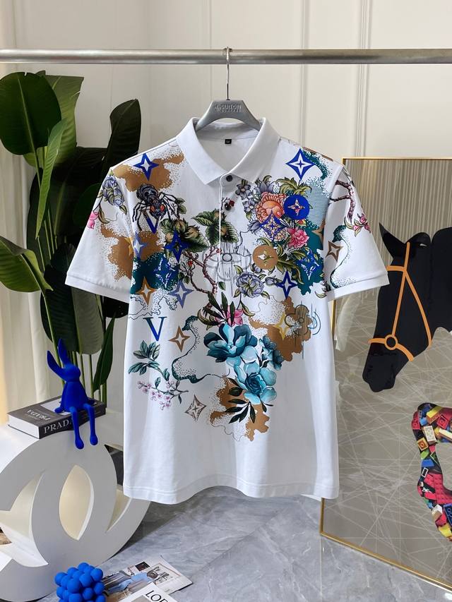 Lv 2025Ss春夏新款Polo领短袖系列。精选优质双丝光珠地棉面料，时尚大牌5D数码印花Logo设计，上身版型超赞，面料细腻舒适透气，随意搭配都超级好看时尚