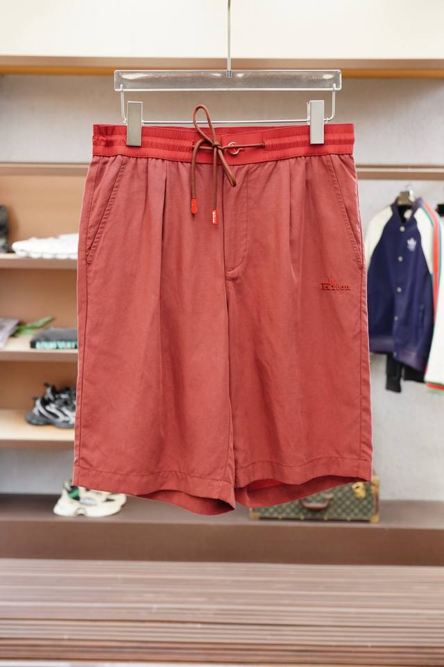 Kiton 2025春夏系列新品短裤，考究的剪裁是品牌工坊精湛工艺的精髓所在，也是品牌传承的核心。这款短裤是二零二五春季男装系列新品，款式时尚，别具一格。采用棉
