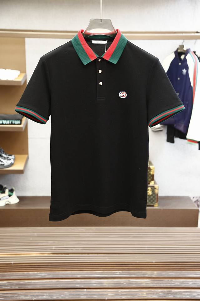 Gucci古奇- 重磅推荐！2025早春。新品 专柜在售 时尚高端男装Polo-胸前Logo个性时尚 进口顶极高密度丝光珠地，极为亲肤舒适 摸上去非常的细腻，质