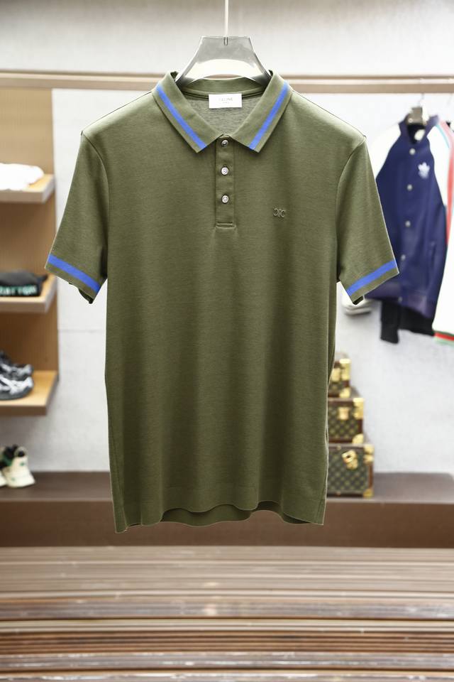 Celine-2025春夏系列新品 这款Polo衫选用棉质珠地面料制成，是考究休闲衣橱中的理想单品。面料呈现微型结构效果，为经典配色增添些许立体质感。 精致细节