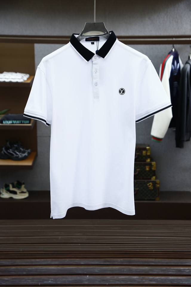 Lv-重磅推荐！2025早春。新品 专柜在售 时尚高端男装Polo-胸前Logo个性时尚 进口顶极高密度丝光珠地，极为亲肤舒适 摸上去非常的细腻，质感很好，舒软