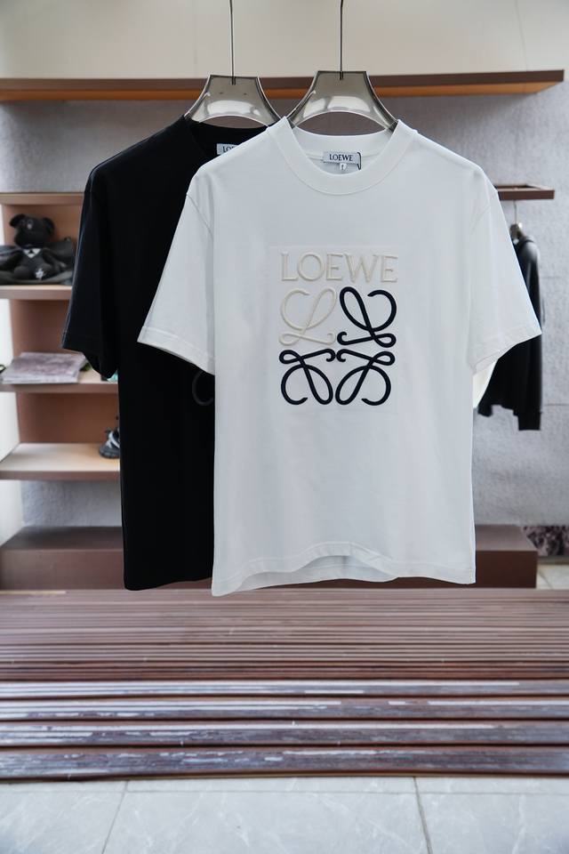Loewe 罗意威。2025春夏系列新品 男士圆领短袖奢华品牌字母数码印花加刺绣Logo标识标注上身就能体会这款设计带来的年轻与时尚感！整体时尚而有潮流，采用顶