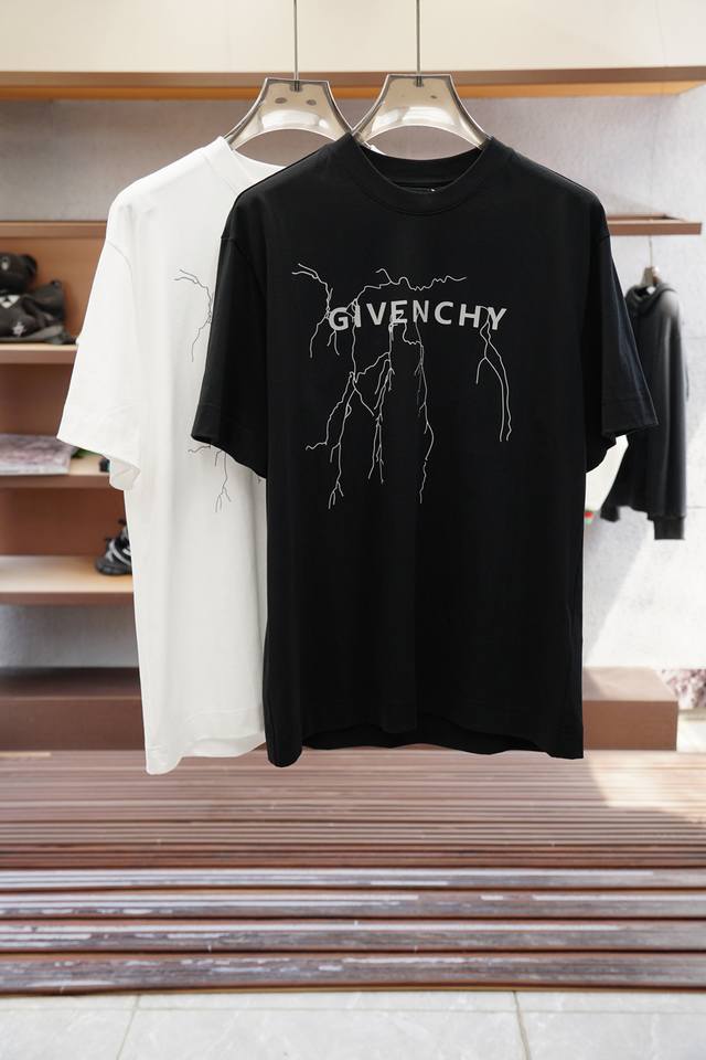 纪梵希 2025春夏系列新品 男士圆领短袖奢华品牌字母数码印花加刺绣Logo标识标注上身就能体会这款设计带来的年轻与时尚感！整体时尚而有潮流，采用顶级欧洲双面丝