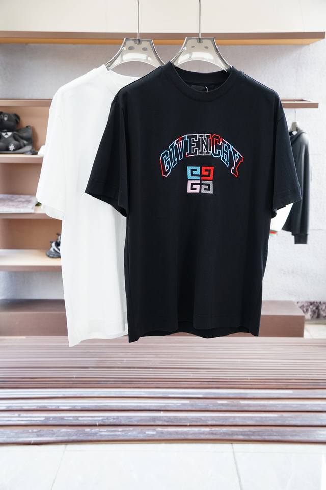 纪梵希 Gvc 2025春夏系列新品 男士圆领短袖奢华品牌字母数码印花加刺绣Logo标识标注上身就能体会这款设计带来的年轻与时尚感！整体时尚而有潮流，采用顶级欧