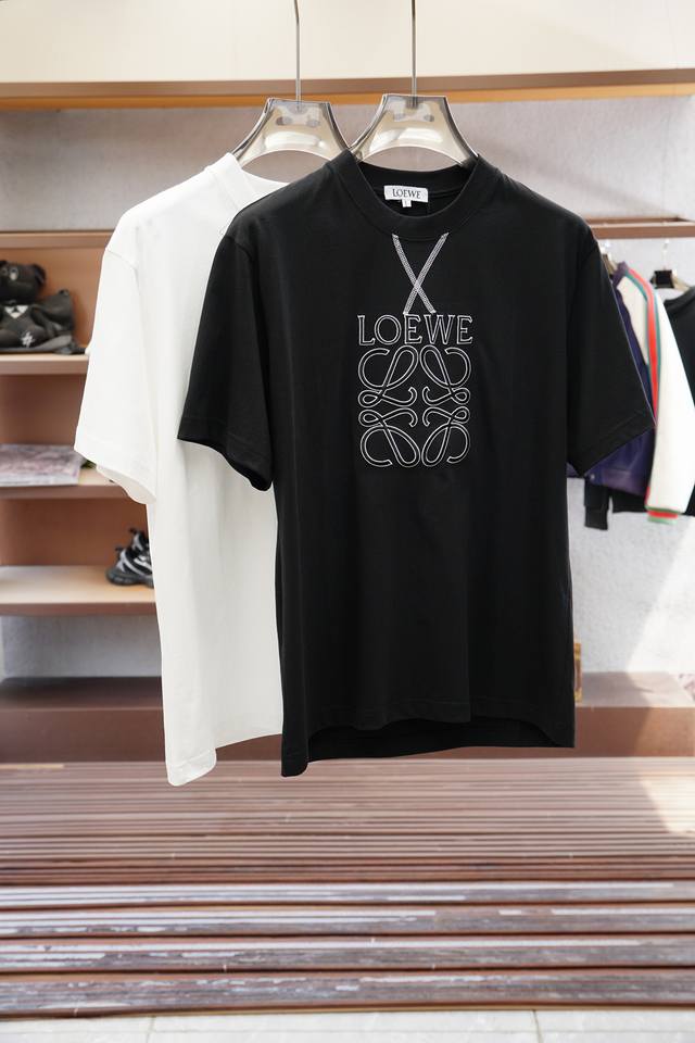 罗意威 Loewe-2025春夏系列新品 男士圆领短袖奢华品牌字母数码印花加刺绣Logo标识标注上身就能体会这款设计带来的年轻与时尚感！整体时尚而有潮流，采用顶
