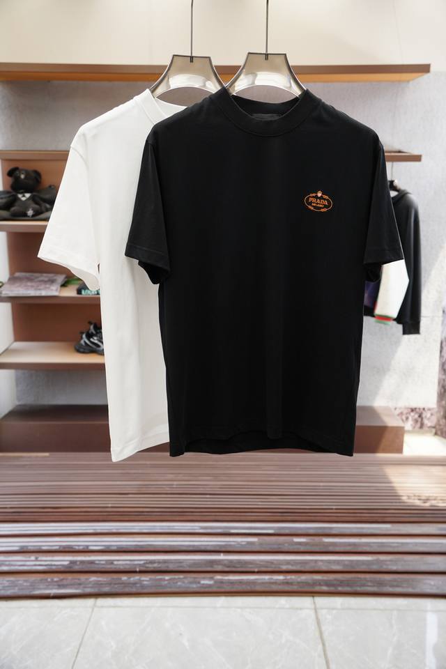Prada 普拉达 2025新款；春夏新款短袖，面料控必入款-采用进口高密度皮专柜定制皮马棉，质地温儒柔软 细腻柔软 上身自然是舒适 吸汗柔软细腻，不变形不起球