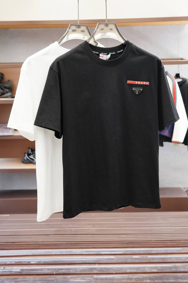 Prada 普拉达- 2025新款；春夏新款短袖，面料控必入款-采用进口高密度皮专柜定制皮马棉，质地温儒柔软 细腻柔软 上身自然是舒适 吸汗柔软细腻，不变形不起