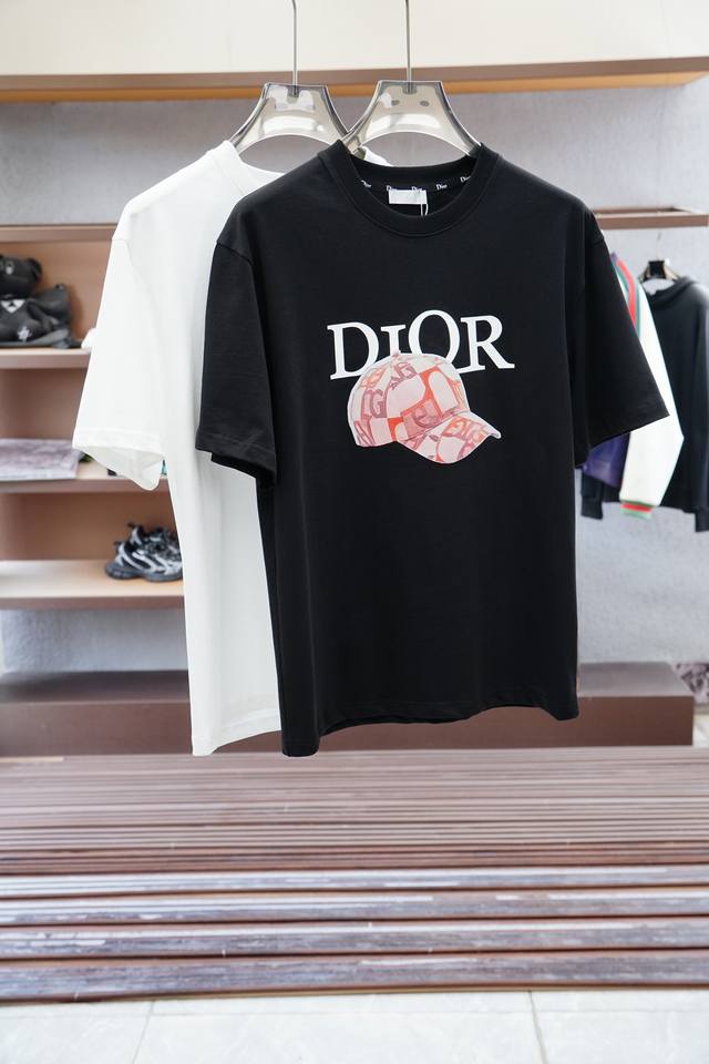 Dior 迪奥- 2025新款；春夏新款短袖，面料控必入款-采用进口高密度皮专柜定制皮马棉，质地温儒柔软 细腻柔软 上身自然是舒适 吸汗柔软细腻，不变形不起球，