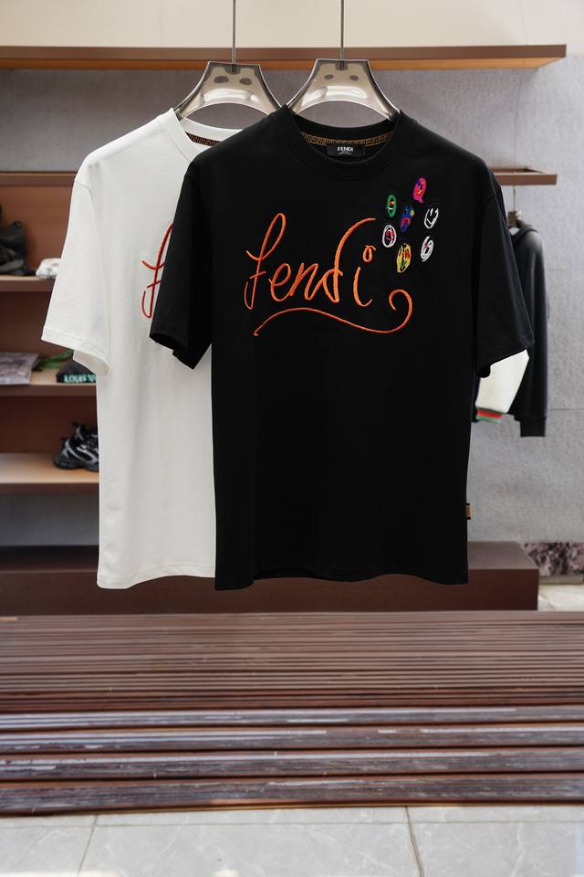 Fendi 芬迪 2025新款；春夏新款短袖，面料控必入款-采用进口高密度皮专柜定制皮马棉，质地温儒柔软 细腻柔软 上身自然是舒适 吸汗柔软细腻，不变形不起球，