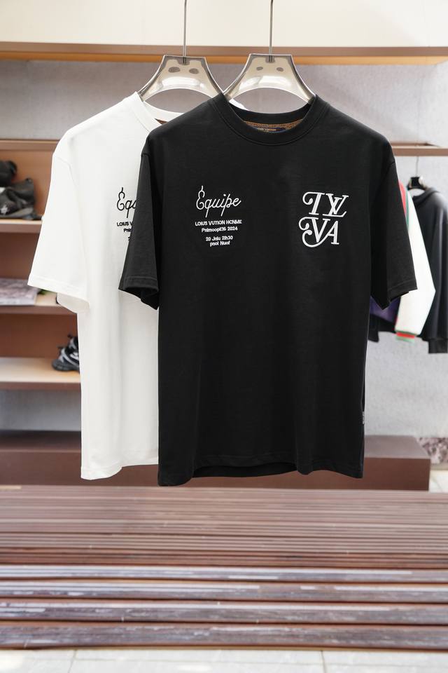 Lv 路易威登- 2025新款；春夏新款短袖，面料控必入款-采用进口高密度皮专柜定制皮马棉，质地温儒柔软 细腻柔软 上身自然是舒适 吸汗柔软细腻，不变形不起球，