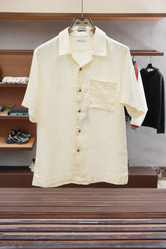 Lp2550早春新品 专柜在售 时尚高端男装衬衣，纯白色设计干净利落整洁，董事长精英必备系列，舒适松弛又不失大气感，小立领定位设计打破传统束缚，更具年轻时尚味道