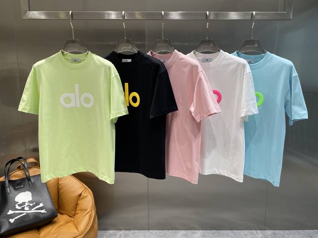 Alo 家 2025春夏新款首发专柜最新款圆领短袖 高端订制 设计前卫时尚！品牌Logo重工艺设计 高端定制棉面料.手感柔软.穿着舒适.专柜级别精致车线.做工精