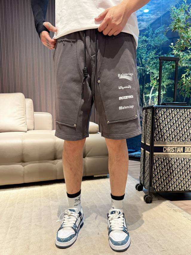巴黎世家 三标齐全 2025夏季新款男士休闲短裤，高级定制面料透气面料 透气弹力舒适度极高，细节无可挑剔，顶级辅料配备，原版Logo设计理念，手感细腻柔软！上身