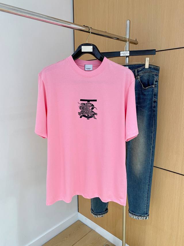 巴宝莉2025夏季新款短袖T恤，个性艺术系列全网独家首发 百搭款细节处理完美纯棉面料十分精致 原版面料 网红明星同款高版本 高品质手感非常舒服 时尚又个性 超级