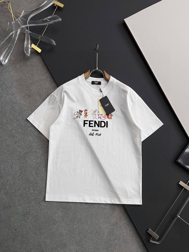 Fend*、2025Ss爆款310G纯棉双纱爆款现货四季系列短袖，简约基础衣橱神器， 休闲百搭必备款 做工走线质感一流，两色推荐：白色、黑色、 独家版型测试上身