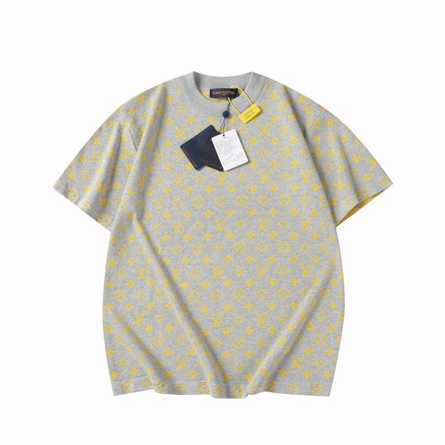 路易威登 Monogram 满Logo针织短袖 本款圆领衫取材柔软棉布，可为夏日造型注入缤纷活力。全幅Monogram Glow提花与素雅背景碰撞色彩反差，令