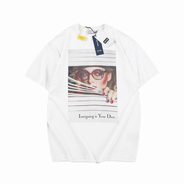 Dior HéRitage 2025Ss 印花常规版型短袖 这款 Dior HéRitage T 恤是二零二五秋季男装系列新品，灵感源自 1980 年代的美学风
