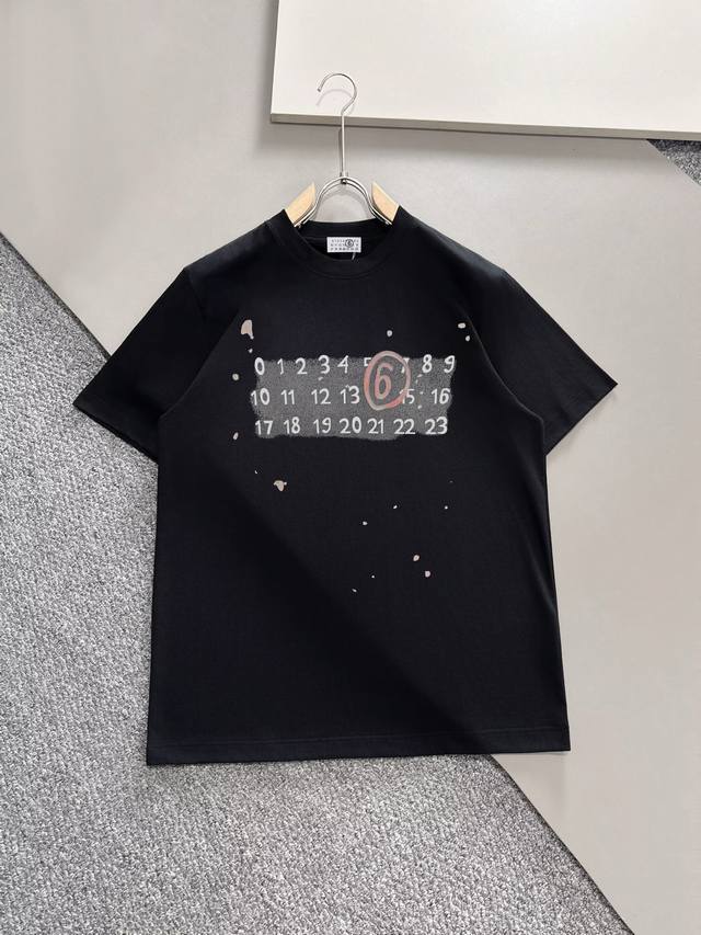 马吉拉 新款字母印花双层重工短袖T桖 字母图案不管是T桖还是卫衣都是每年的爆款单品 前幅大面积印花采用大康丽数码印花机直喷 成本极高 经过多次的调试打版图案色差