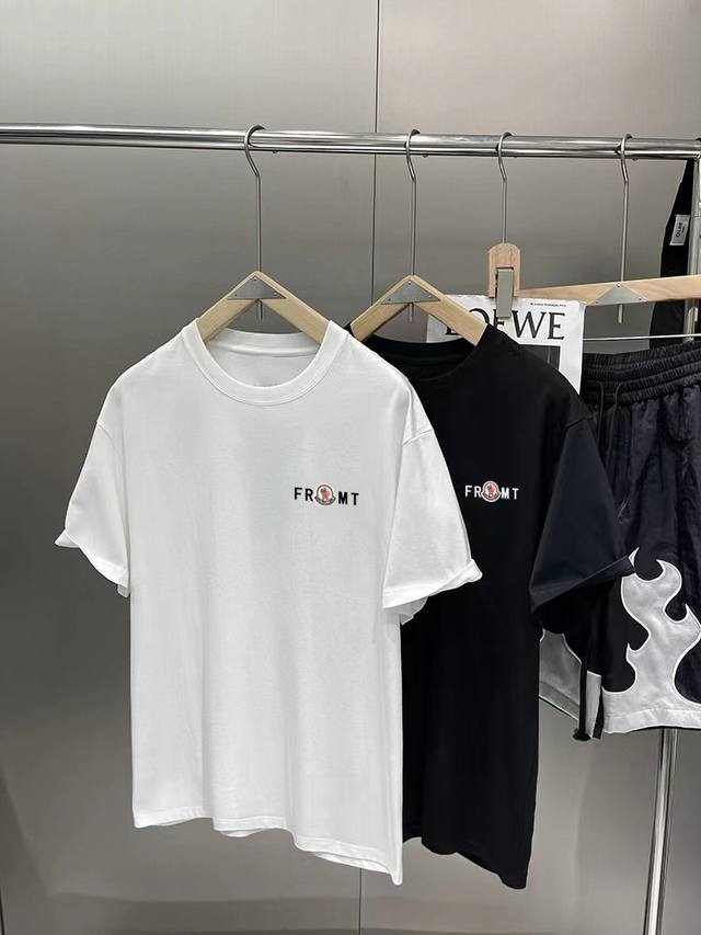 蒙口 新款字母印花双层重工短袖T桖 字母图案不管是T桖还是卫衣都是每年的爆款单品 前幅大面积印花采用大康丽数码印花机直喷 成本极高 经过多次的调试打版图案色差还