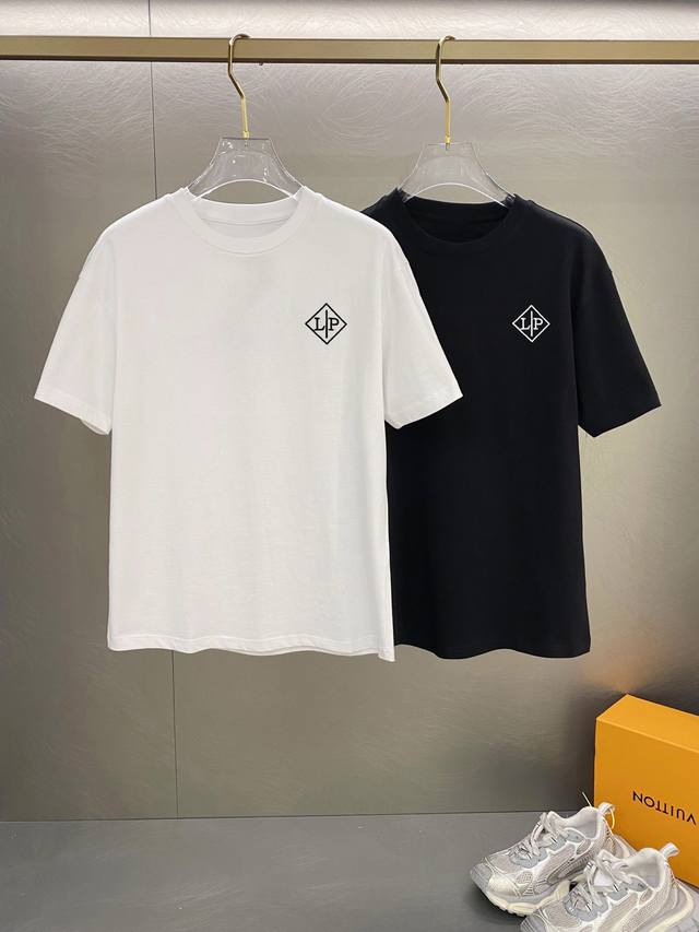 Lp 新款字母印花双层重工短袖T桖 字母图案不管是T桖还是卫衣都是每年的爆款单品 前幅大面积印花采用大康丽数码印花机直喷 成本极高 经过多次的调试打版图案色差还