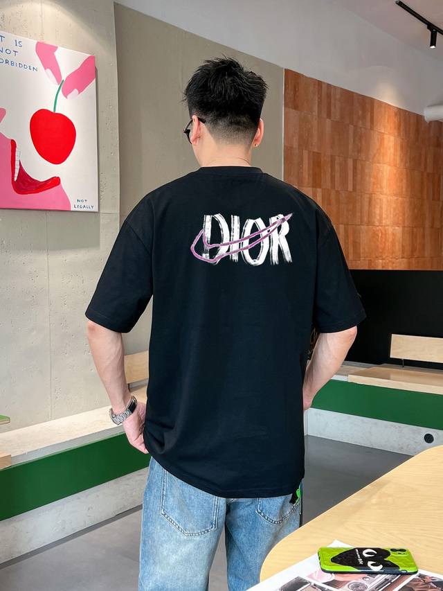 迪奥 新款字母印花双层重工短袖T桖 字母图案不管是T桖还是卫衣都是每年的爆款单品 前幅大面积印花采用大康丽数码印花机直喷 成本极高 经过多次的调试打版图案色差还