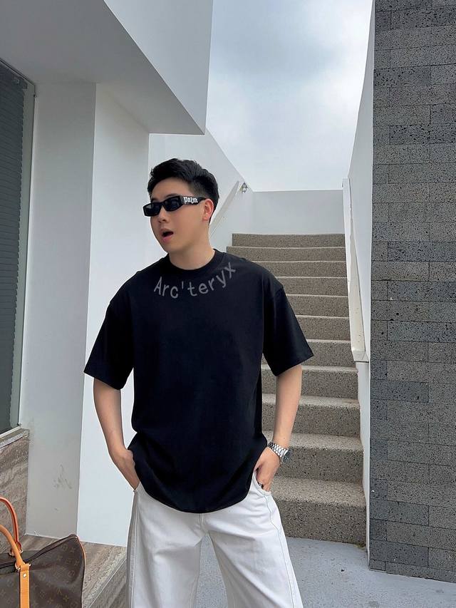 始祖鸟 新款字母印花双层重工短袖T桖 字母图案不管是T桖还是卫衣都是每年的爆款单品 前幅大面积印花采用大康丽数码印花机直喷 成本极高 经过多次的调试打版图案色差