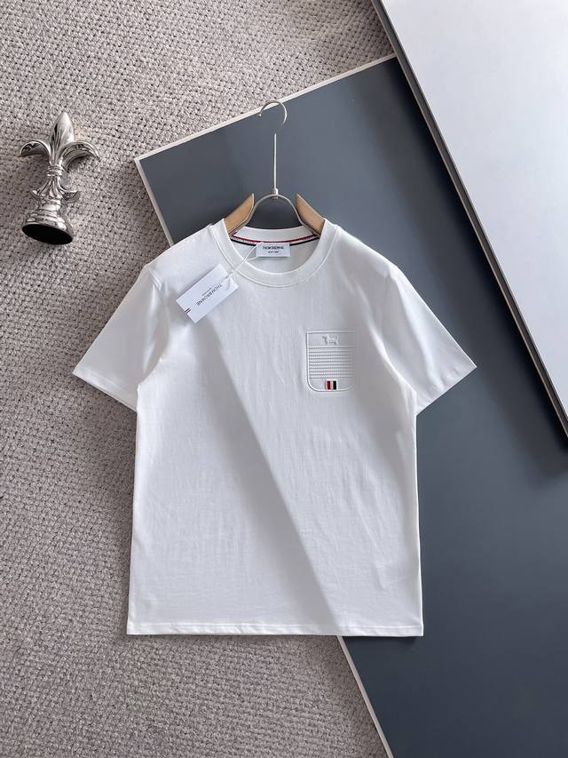 Thom Browne 25Ss春夏新款首发专柜最新款短袖圆领T恤 高端订制 设计前卫时尚！品牌Logo重工艺设计，高端定制面料，手感柔软，穿着舒适，客供进口高