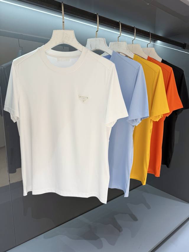 新品 Jy- 三角圆领字母 2025夏季新品Pr*Da 男士圆领字母Logo 短袖T恤 。兼具个性时尚范儿,与生俱来的不平凡.单穿内搭皆适宜 极简休闲的经典风格
