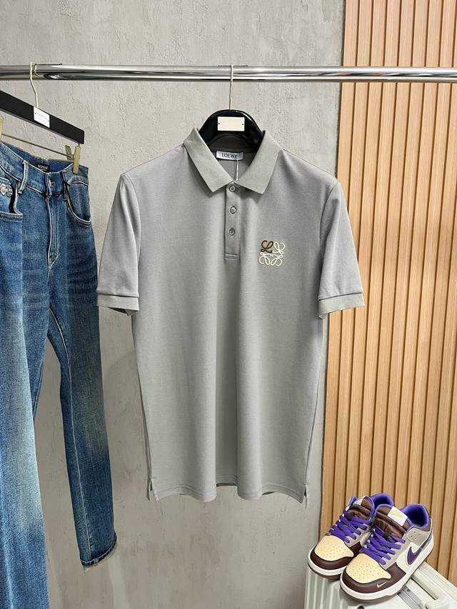 罗意威 2025春夏新款男士标识短袖Polo衫，延续经典商务休闲翻领Polo恤.该款Polo衫采用丝光双面棉质珠地面料制成，隽永设计可跨越时尚潮流。经典款型，品