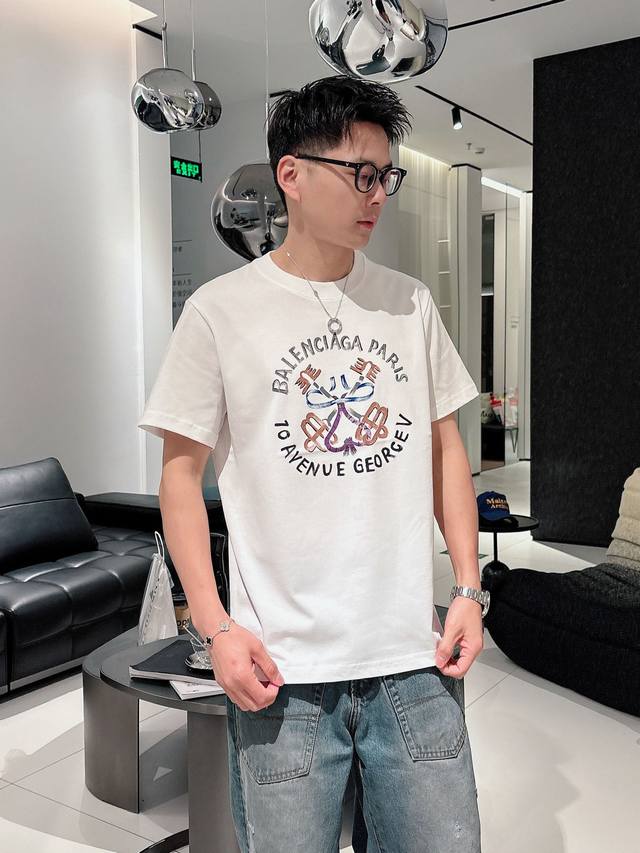 巴黎世家、2025S春夏新款新标字母Logo宽松显瘦休闲圆领短袖T恤。纯棉高支数面料整体的触感极为舒适，Logo手绘工艺，亲肤效果也是极佳。整体宽松的版型配置，