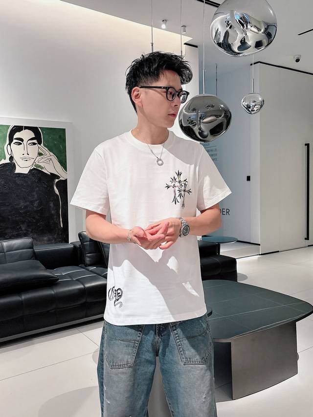 克罗心、2025S春夏新款新标字母Logo宽松显瘦休闲圆领短袖T恤。纯棉高支数面料整体的触感极为舒适，Logo手绘工艺，亲肤效果也是极佳。整体宽松的版型配置，更