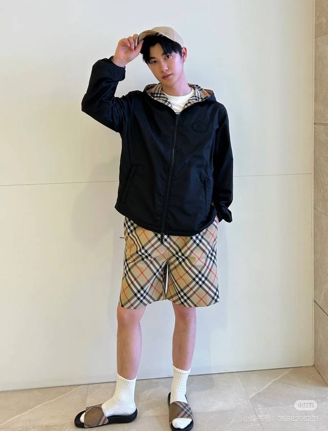 Burberry巴宝莉2025S新款双面两穿格纹外套！官网同款，专柜同步上新！采用再生聚酯纤维纱线制成的 Vintage 复古格纹面料打造；反面采用纯色 Eco