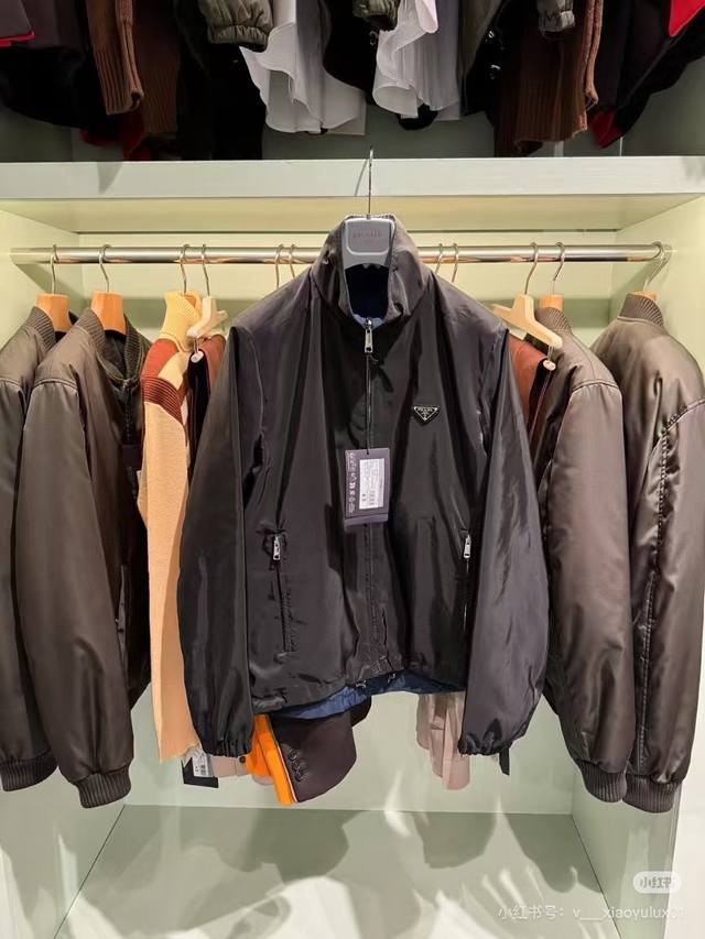Prada普拉达25S新品.双面两穿夹克.原单推荐定制璀璨原版降落伞面料.细腻柔滑.标志性涂珐琅三角形金属徽标点缀.彰显品牌的优雅与高贵 加以拉链时尚元素融为一